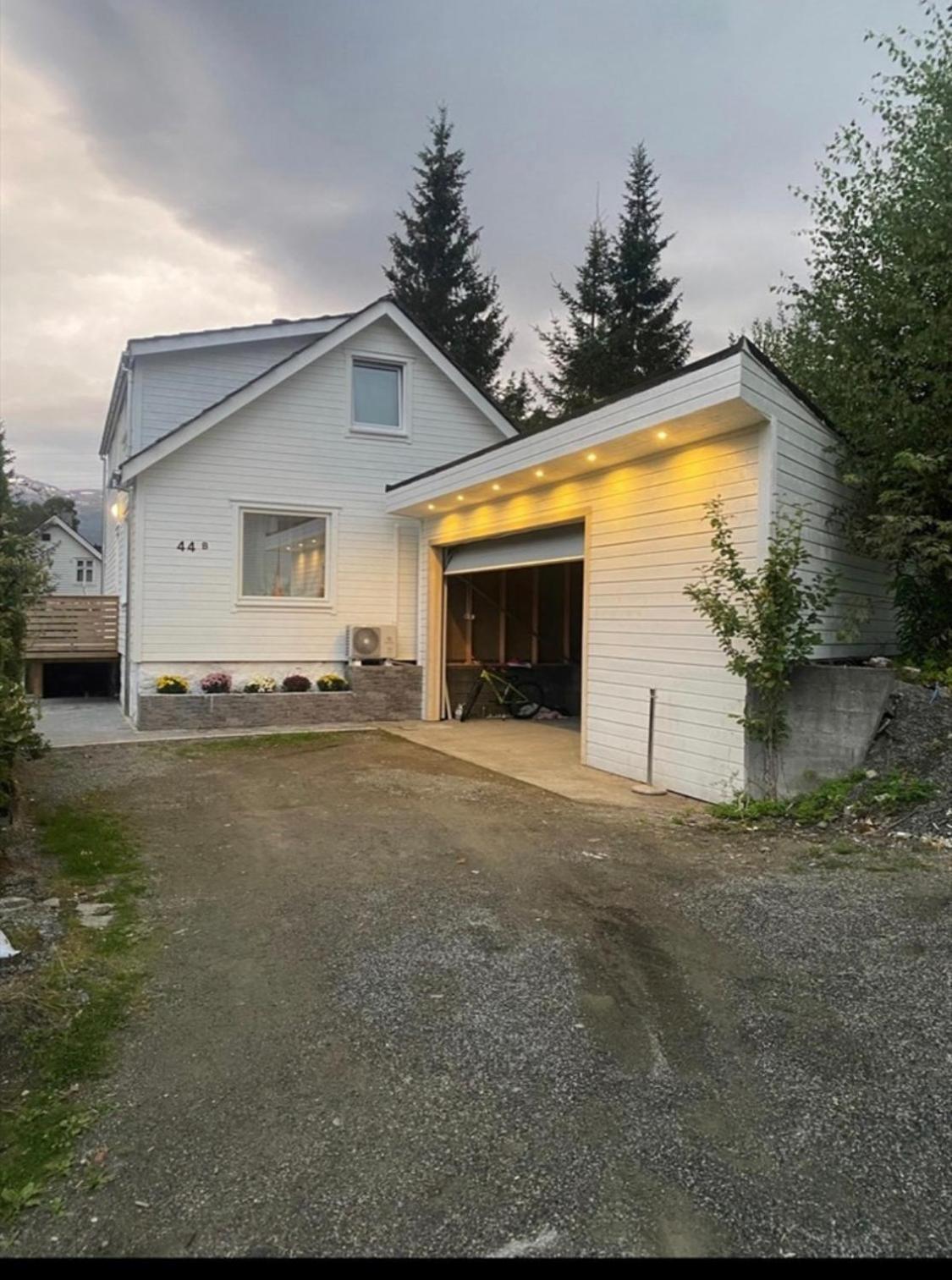 Et Fint Og Stort Enebolig Sentralt I Voss! Villa Exterior foto